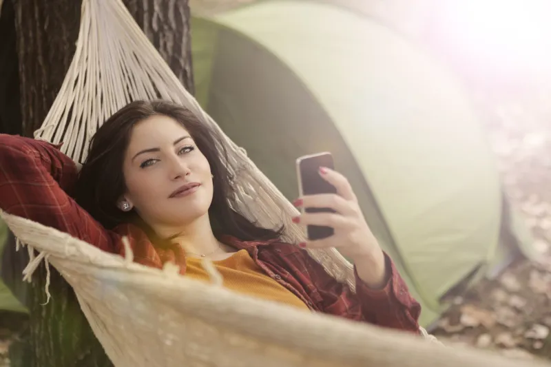 Il Telefono nel Cassetto: Perché i Giorni Senza Internet Stanno Diventando il Nuovo Lusso Italiano